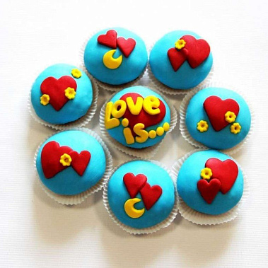 Капкейки "Love is..." купить - cыктывкар.сладкоежкин.рф